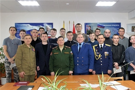 В День призывника будущие защитники Отечества получили повестку: «Служите честно и возвращайтесь на малую родину»