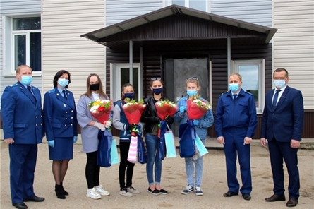 «Спасибо государству за такой подарок - двухкомнатные квартиры»: ключи от счастья получили сегодня 4 ребенка-сироты Моргаушского района