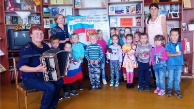 «Гордо реет над страной Флаг трёхцветный наш родной» – мероприятие в Кадикасинской сельской библиотеке ко дню государственного флага России