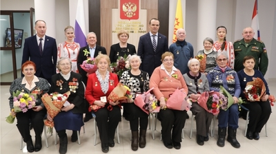 Михаил Игнатьев вручил ветеранам памятные знаки «В честь 75-летия полного освобождения Ленинграда от фашистской блокады»
