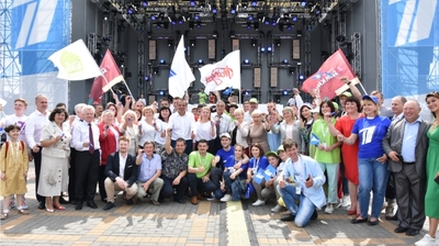 Акция Первого канала «Стань первым» в Чебоксарах официально открылась на Красной площади вручением подарков