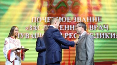 Глава Чувашии Михаил Игнатьев вручил награды медицинским работникам